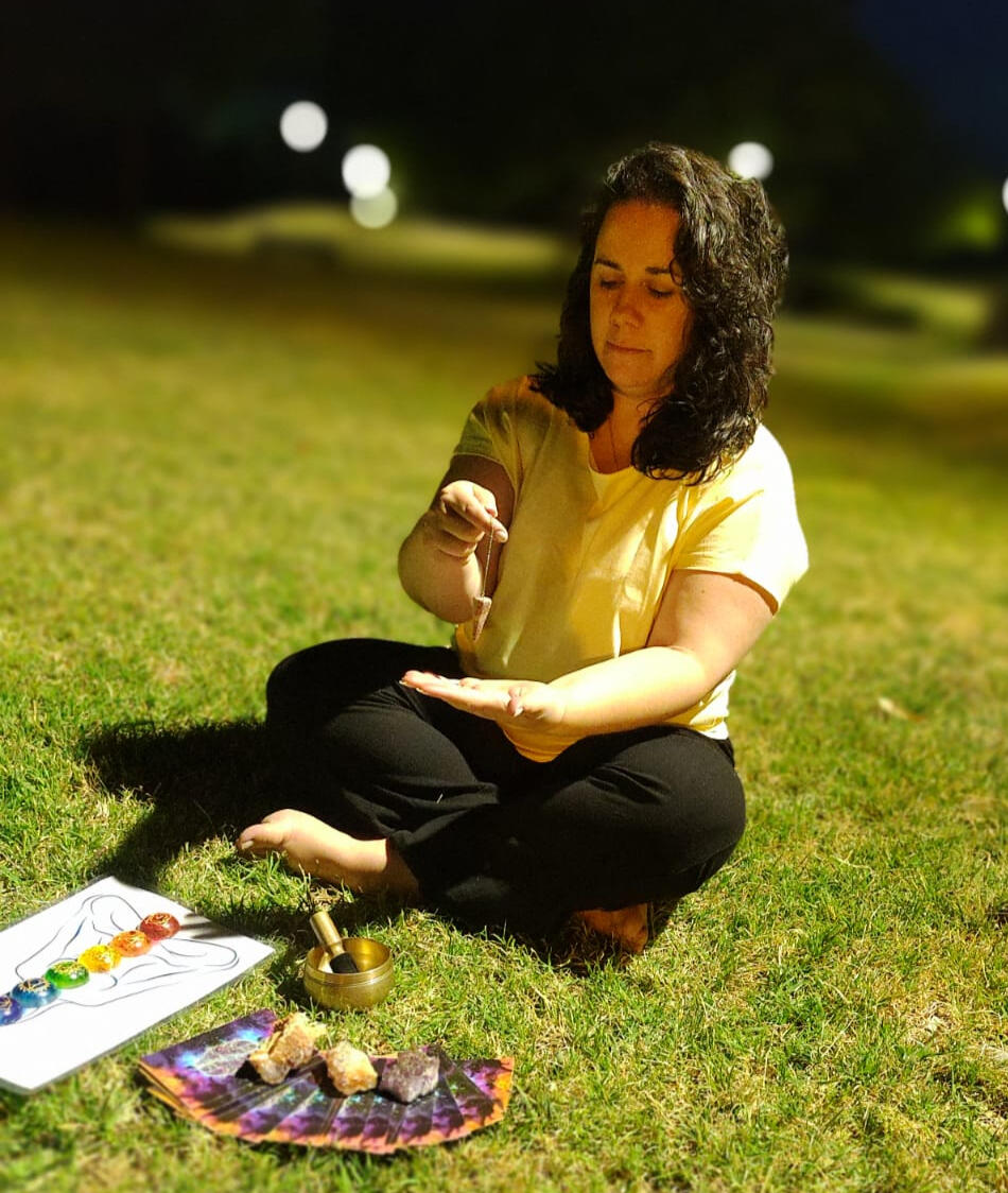 Mi enfoque es holístico y personalizado, lo que significa que cada sesión es única y se adapta a tus necesidades y objetivos específicos. Estoy aquí para acompañarte en tu camino hacia la sanación, el crecimiento y la realización de tus sueños."